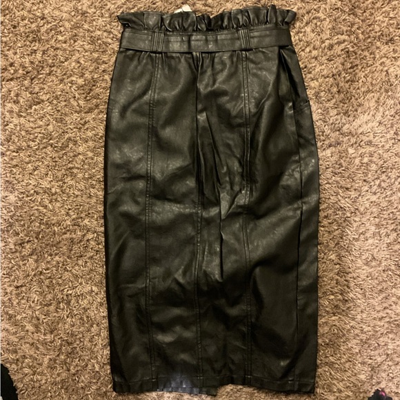 1. NWT Boohoo Black faux leather midi skirt with button detail and belt SZ 2 - Picture 7 of 7